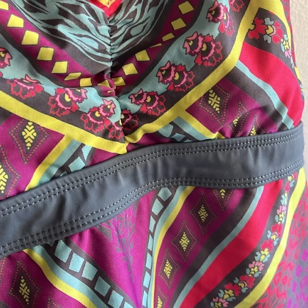 EXCELLENT CONDITION COLORFUL TITLE NINE SMALL PADDED TANKINI TOP